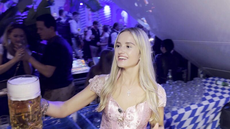 Ihre erste Maklerprovision verprassen die Mädchen schließlich auf einem bayerischen Frühlingsfest im Monaco Yacht Club. – Bild: RTLZWEI