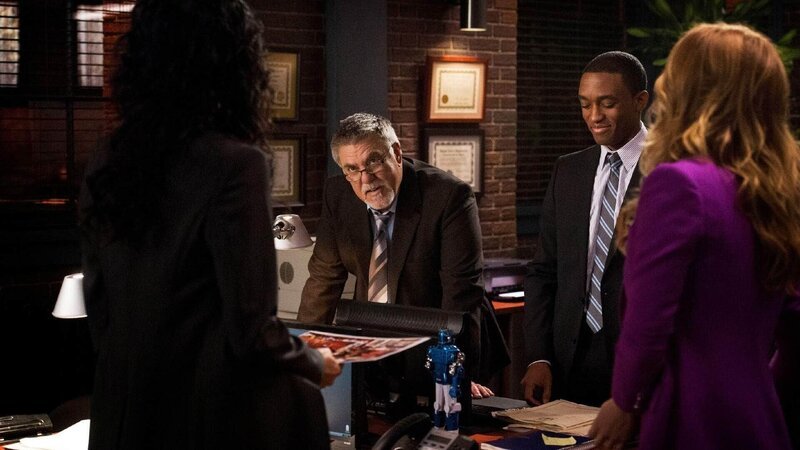 V.l.: Jane Rizzoli (Angie Harmon), Det. Vince Korsak (Bruce McGill) und Det. Barry Frost (Lee Thompson Young) ermitteln in einem Mordfall, in den Mauras (Sasha Alexander, r.) Vater verwickelt ist. – Bild: VOX /​ Warner Bros