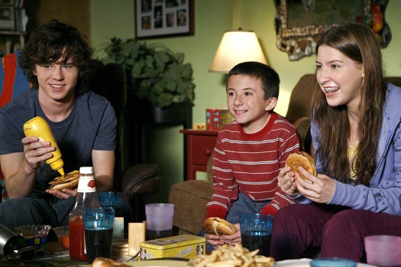 Ein romantisches Date wartet auf Frankie und Mike. Doch machen Brick (Atticus Shaffer, M.), Sue (Eden Sher, r.) und Axl (Charlie McDermott, l.) ihren Eltern einen Strich durch die Rechnung? – Bild: Warner Brothers