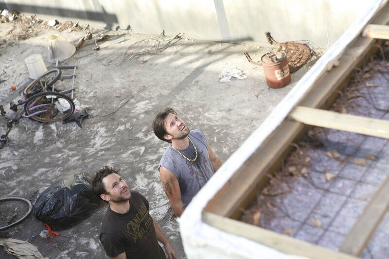 L-R: Charlie Kelly (Charlie Day) und Mac (Rob MacElhenney) – Bild: Fox