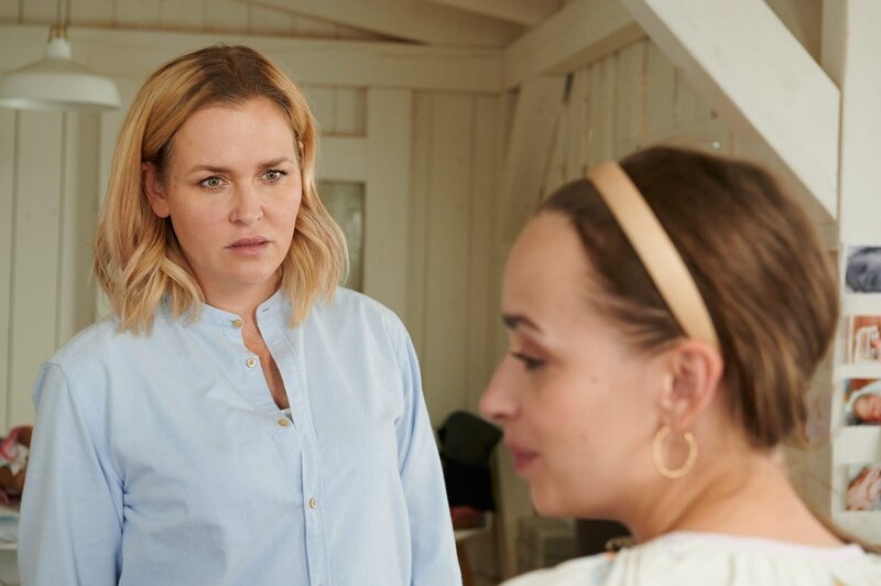 Lena Lorenz (Judith Hoersch, l.) kann nicht fassen, was ihr Flora Bergmann (Nellie Thalbach, r.) über ihre Schwangerschaft erzählt. – Bild: ZDF und Walter Wehner.