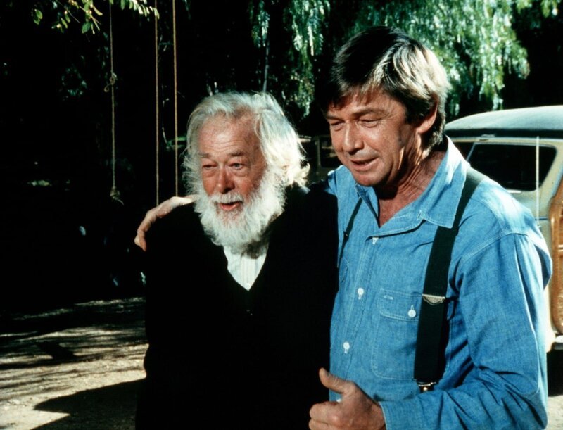 Ein Cousin des verstorbenen Großvaters (Darsteller unbekannt, l.) kommt nach Walton’s Mountain, um Geld abzuholen, dass Zeb ihm schuldet. John Walton (Ralph Waite, r.) weiss nicht wie er damit umgehen soll … – Bild: WARNER BROS. INTERNATIONAL TELEVISION