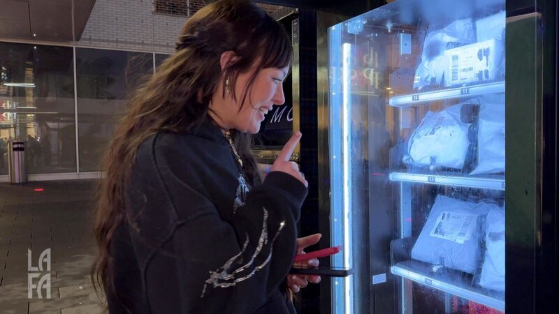 S3F133: Sophie testet einen Überraschungs-Paketautomaten. – Bild: RTLZWEI