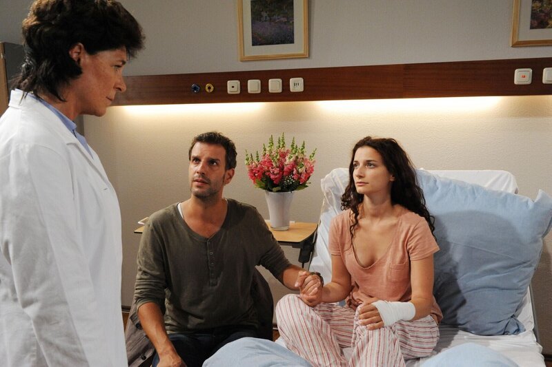 (v.l.n.r.) Dr. Rust (Gerda Steiner); Nils (Florian Stadler); Elena (Lili Gesler) – Bild: ARD /​ Ann Paur