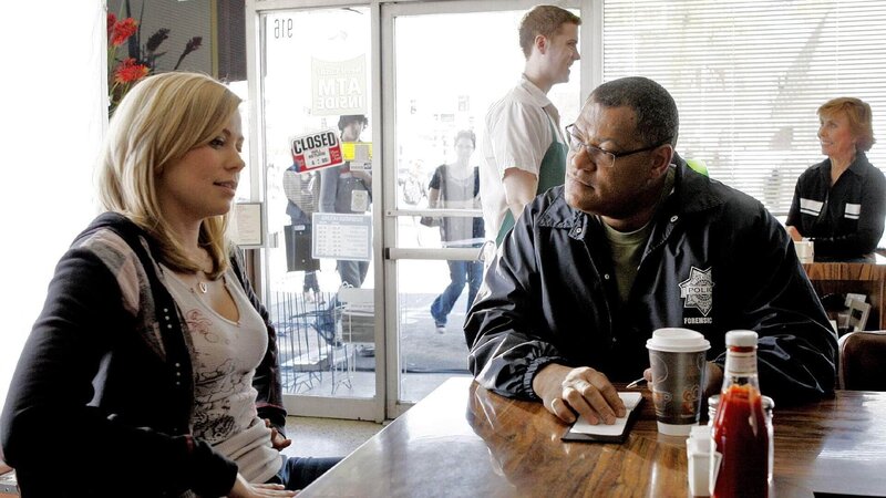 Dr. Raymond Langston (Laurence Fishburne) befragt seine Studentin Silvia Mallick (Aimee Deshayes, l.). – Bild: RTL /​ CBS