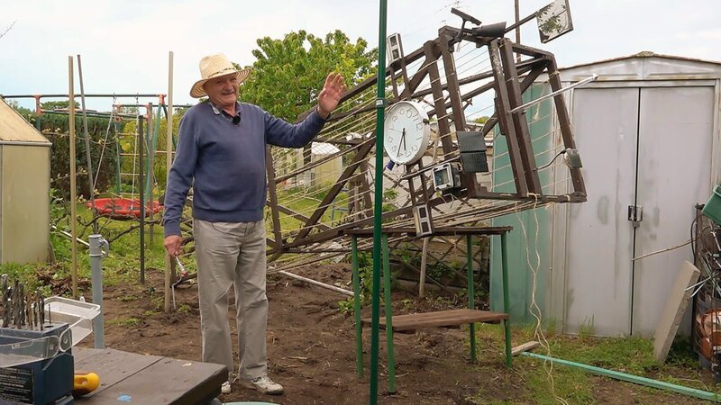 Tüftler Michael möchte seinen selbstgebauten Bohnenturm aufstellen. Das Bauwerk besitzt – typisch Michael – das ein oder andere ausgeklügelte Extra. – Bild: RTLZWEI