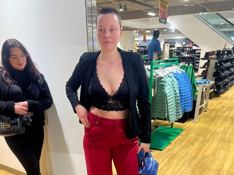 Kandidatin Miriam (r.) mit Shoppingbegleitung Katharina. – Bild: RTL /​ Constantin Ent.