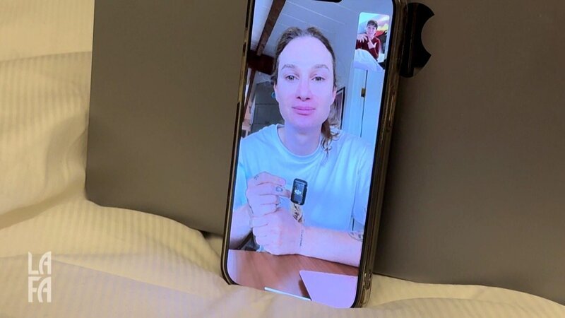 Heute lernen sich Julia und Candy (telefonisch) zum ersten Mal kennen und dabei überrascht das Playmate mit einem Geständnis. Auch Sophies real talk zu ihrer früheren Essstörung solltest du nicht verpassen, denn der macht Mut! – Bild: RTLZWEI