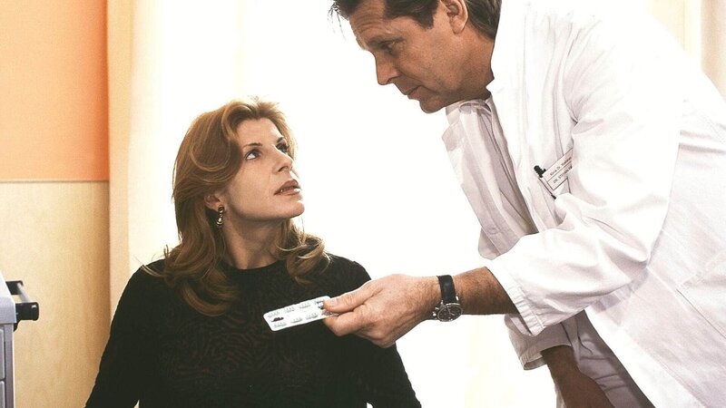Dr. Stefan Frank (Sigmar Solbach) und seine neue Patientin, die Klinikchefin Irene Kadenbach (Claudia Wenzel). Sie bleibt querschnittsgelähmt und ist verbittert. – Bild: MG RTL D /​ Elke Werner