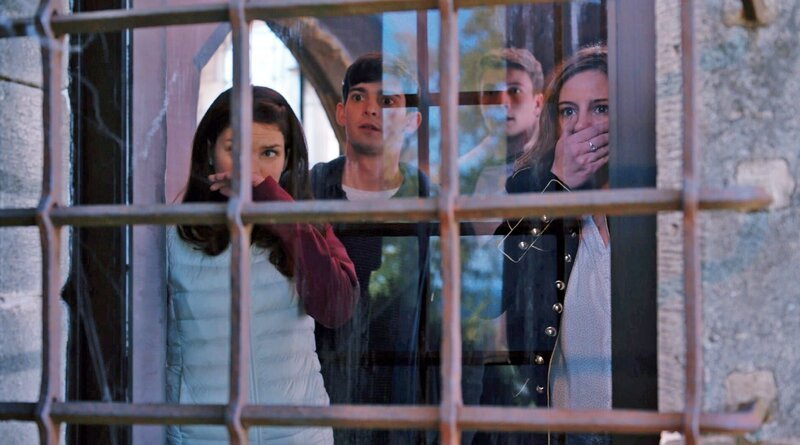 Ein Handyspiel wird fünf Jugendlichen zum Verhängnis. V.l.: Britta (Anna Bullard), Boyd (Joshua Dickinson), Simon (Leo Suter) und Camille (Juliette Dol). – Bild: MG RTL D