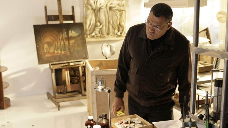 Ein Kunsthändler wurde tot in seiner Prachtvilla entdeckt. Dr. Raymond Langston (Laurence Fishburne) untersucht den Tatort nach Spuren. – Bild: MG RTL D /​ CBS