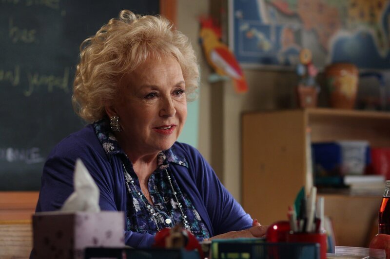 Die pragmatische Lehrerin Ms. Rinsky (Doris Roberts) hat keinerlei Verständnis für die kuriosen Ticks und Macken von ihrem neuen Schüler Brick … – Bild: Warner TV Comedy