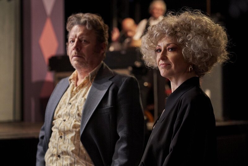 Preben Kaas (Anders W. Berthelsen, l.); Tutter (Louise Mieritz, r.) – Bild: Apple Tree Productions /​ Tine Harden