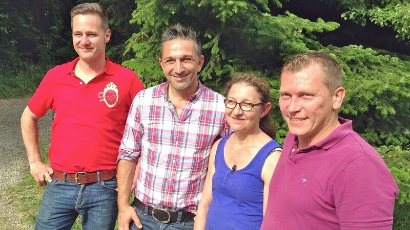 Die Experten vom Trödeltrupp Andreas Bierschock (li.), Mauro Corradino (2.v.li.) und Otto Schulte (re.) wollen Lieselotte (2.v.re.) helfen – Bild: RTL Zwei