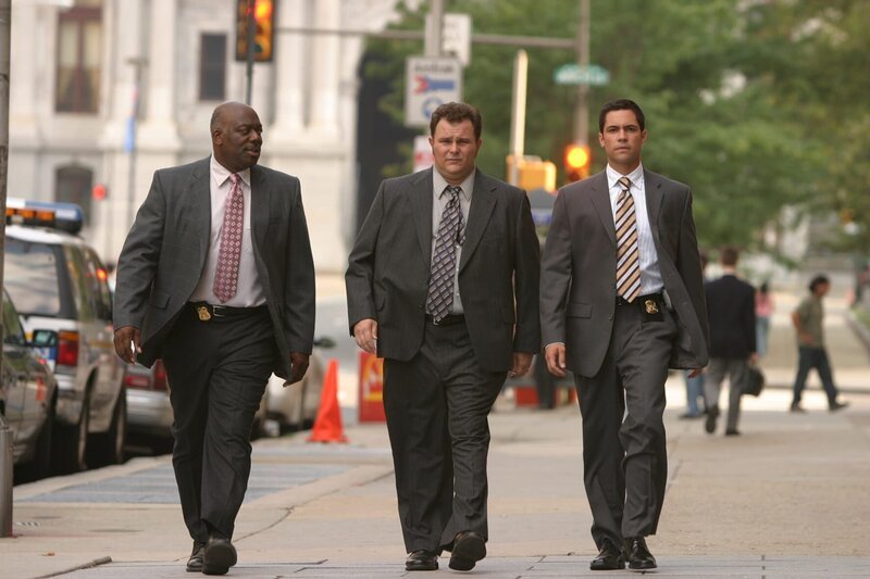 Ein neuer Fall wartet auf Will (Thom Barry, l.), Nick (Jeremy Ratchford, M.) und Scott (Danny Pino, r.) … – Bild: Warner Bros. Television Lizenzbild frei