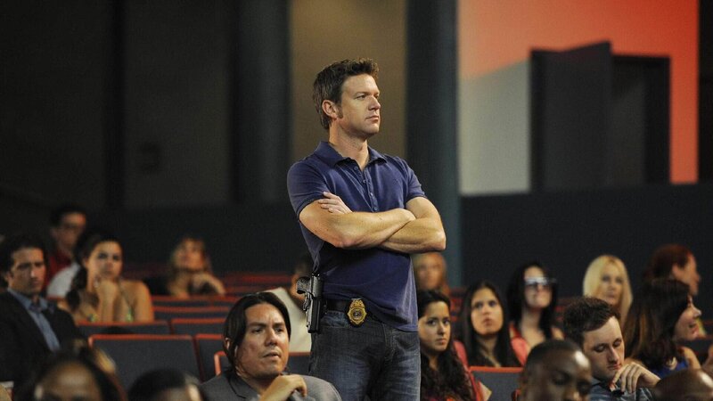 Um den Mord an einer Jai-Alai-Spielerin aufzuklären, muss Jim (Matt Passmore) zunächst herausfinden, warum dieser alte spanische Ballsport dem Besitzer der Sportanlage Millionen einbringt. – Bild: TVNOW