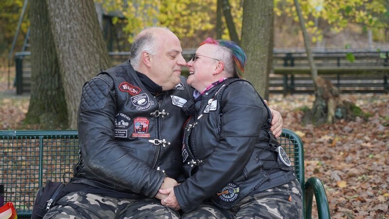 Jens und Tina sind seit 15 Jahren dank des Internets ein Paar. – Bild: RTL /​ Arriba Media