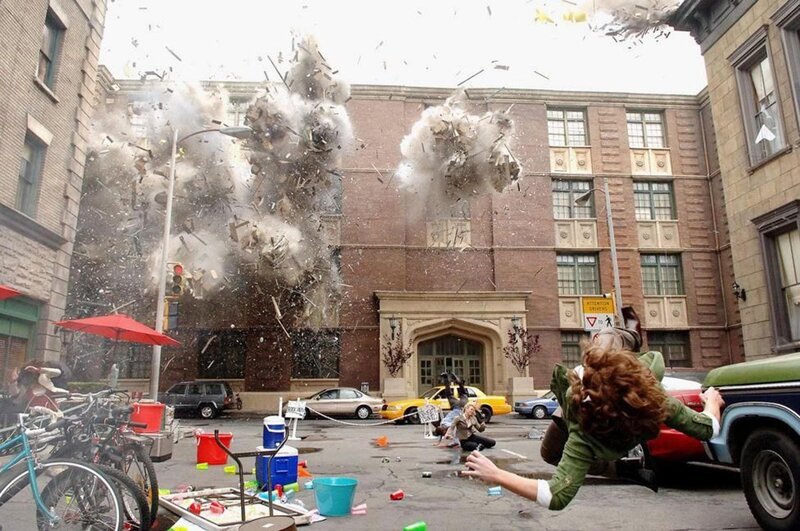 Mit einem Handy wird die gewaltige C4-Bombe gezündet. – Bild: RTL Mit einem Handy wird die gewaltige C4-Bombe gezündet. – Bild: RTL