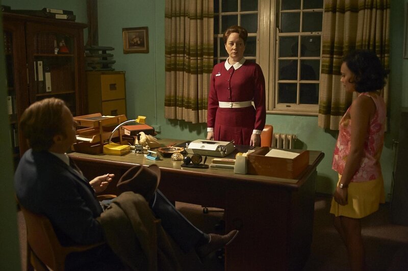 (v.l.n.r.) Mr. Wilder (Paul Gleeson); Frances Bolton (Mandy McElhinney); Martha Tennant (Miranda Tapsell) – Bild: Sat.1 Emotions
