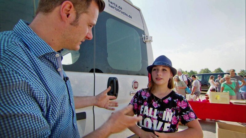 Petra möchte endlich einen Neuanfang wagen und sich von den Erinnerungsstücken trennen. Kann Trödelexperte Andi Bierschock die kuriosen Schätzchen zu gutem Geld machen? v.l.: Andi Bierschock Tamara – Bild: RTL II