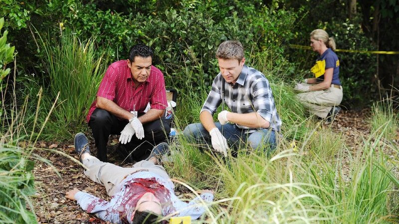 Wer könnte den Staatsanwalt Russell so brutal ermordet haben? Carlos Sanchez (Carlos Gomez, l.) und Jim Longworth (Matt Passmore) suchen am Tatort nach Spuren. – Bild: TVNOW