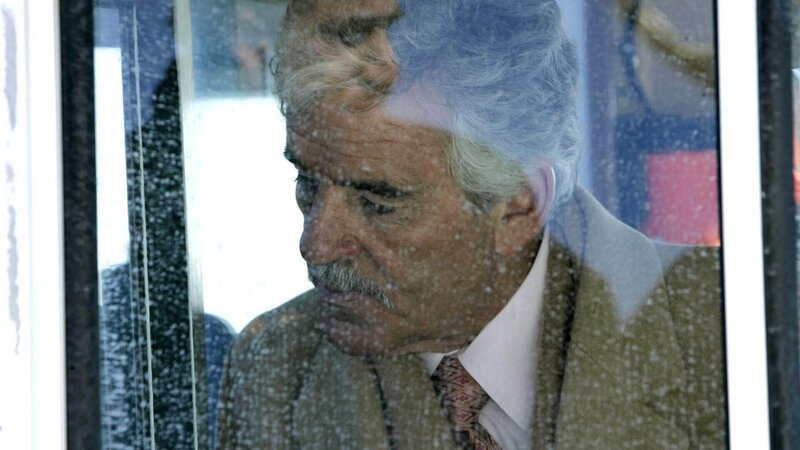 Detective Fontana (Dennis Farina) und sein Kollege Green untersuchen einen Banküberfall, bei dem ein Mann erschossen wurde. – Bild: RTL