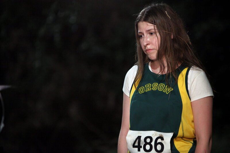 Gehen ihre Eltern zu ihrem Langstreckenlauf oder zum Homecoming-Spiel von Axl? Sue (Eden Sher) …; Gehen ihre Eltern zu ihrem Langstreckenlauf oder zum Homecoming-Spiel von Axl? Sue (Eden Sher) … – Bild: Warner TV Comedy