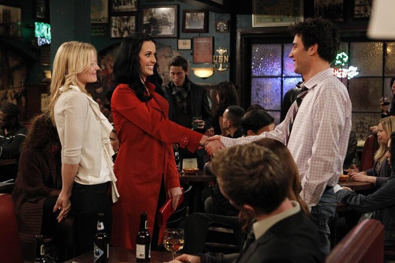 Zoey (Jennifer Morrison, l.) will Ted (Josh Radnor, r.) mit ihrer Cousine Honey (Katy Perry, r.) verkuppeln. Als sie sich abends im McLarens treffen, hält sich Ted allerdings fern von ihr und so nutzt Barney (Neil Patrick Harris, l.) seine Chance … – Bild: 20th Century Fox International Television Lizenzbild frei