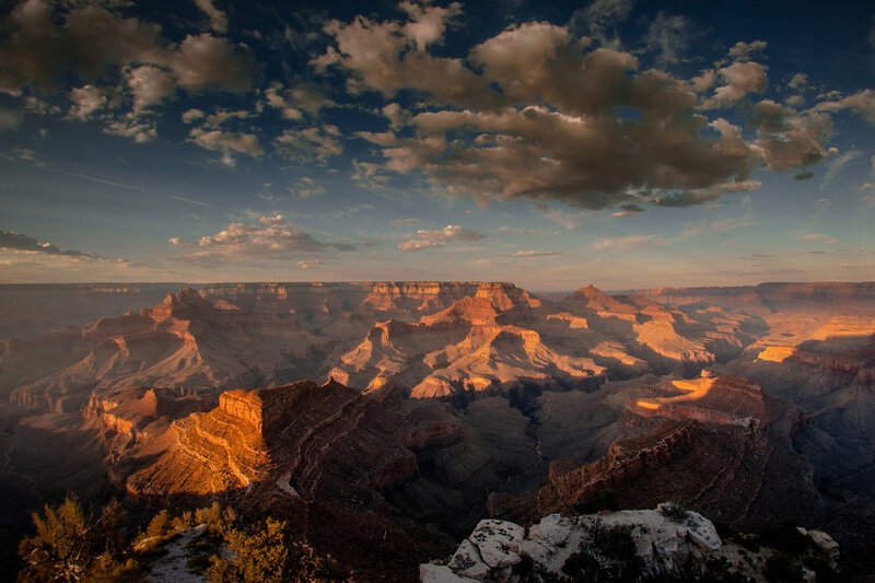 150 Jahre Nationalparks in den USA. Amerikas beste Idee. Grand Canyon & Everglades. Sonne scheint auf die Täler. – Bild: SRF/​Matthew Kline