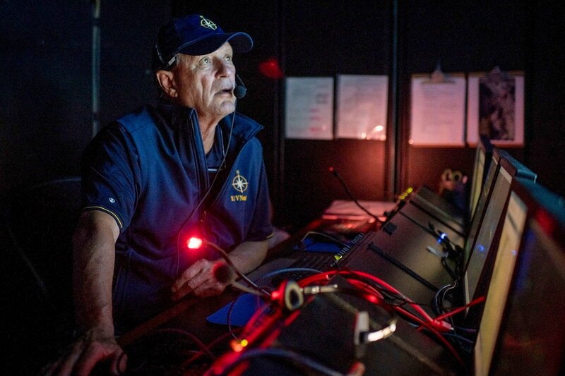 Bob Ballard – Das Leben eines Entdeckers Bob Ballard sendet von seinem Schiff Nautilus rund um die Uhr Unterwasserbilder. SRF/​2021 NGC NETWORK US, LLC/​National Geographic/​Gabriel Scarlett – Bild: SRF/​2021 NGC NETWORK US, LLC/​National Geographic/​Gabriel Scarlett