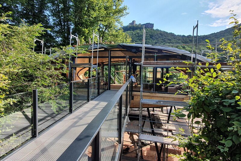 Knochenjobs An ungewöhnlichen Orten Am Trifels entsteht ein neues Baumhaus. SRF/​Autentic – Bild: SF2