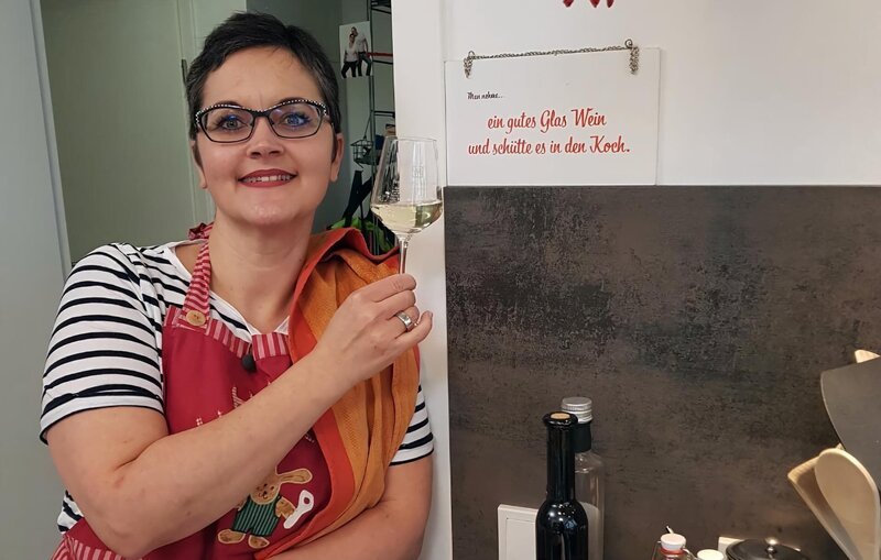 Gastgeberin Sabine – Bild: MG RTL D / ITV Studios Gastgeberin Sabine – Bild: MG RTL D / ITV Studios