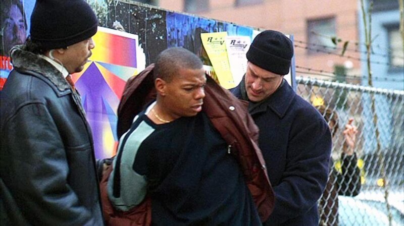 Der verdächtige Ethan Chance (Neko Parham) wird von den Detectives Tutuola (Ice-T, l.) und Stabler (Christopher Meloni, r.) verhaftet. Dem Schüler wird der Mord an seiner Lehrerin vorgeworfen. Die Verwendung des sendungsbezogenen Materials ist nur mit dem Hinweis und Verlinkung auf TVNOW gestattet. – Bild: RTL NITRO