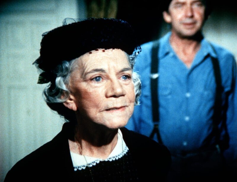 Großmutter Walton (Ellen Corby, l.) will ihre Freundin davon überzeugen, sich an den Augen operieren zu lassen. John Walton (Ralph Waite, r.) steht ihr bei. – Bild: WARNER BROS. INTERNATIONAL TELEVISION