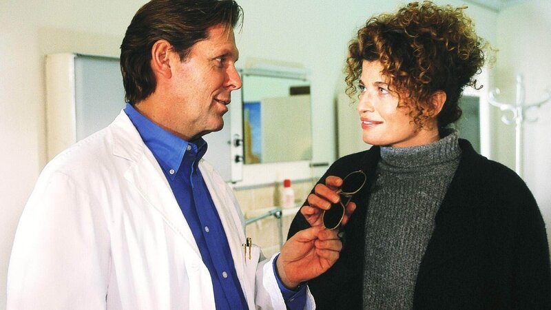 Vanessa Unger (Denise Virieux) kommt wegen eines Migräne-Anfalls zu Dr. Stefan Frank (Sigmar Solbach). Zwischen dem Arzt und seiner Patientin funkt es sofort. – Bild: MG RTL D /​ Elke Werner