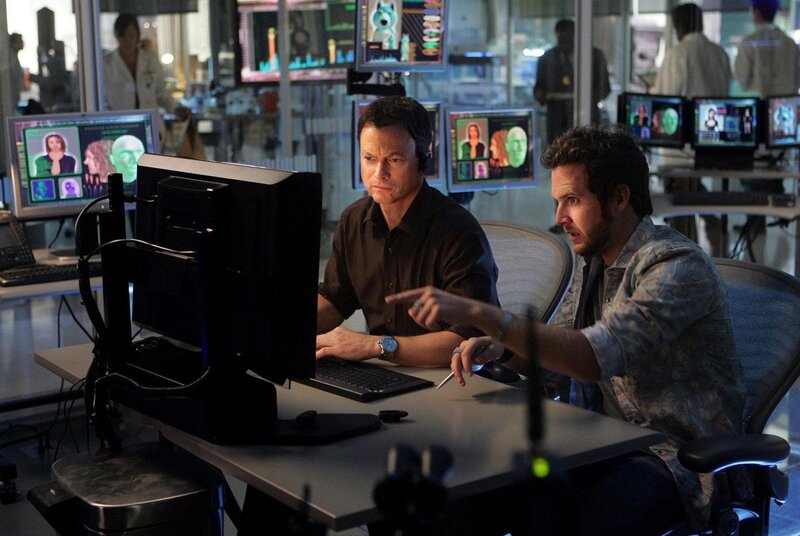 Detective Mac Taylor (Gary Sinise) und Adam Ross (A. J. Buckley) ermitteln im Fall einer ermordeten Frau, deren Aussehen nach mehreren Schönheitsoperationen einer Schaufensterpuppe ähnelte. – Bild: RTL Crime