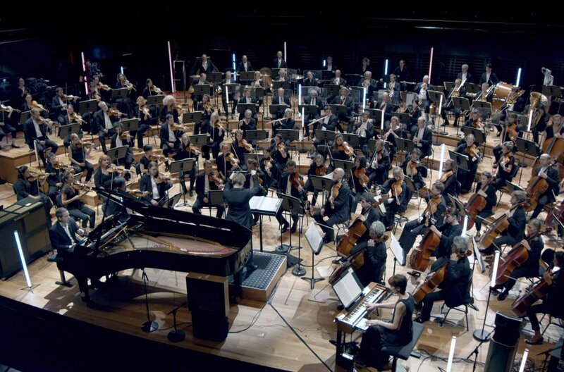 Unter der charismatischen Leitung des finnischen Dirigenten Esa-Pekka Salonen interpretiert das Orchestre de Paris Olivier Messiaens Hauptwerk: die faszinierende Turangalîla-Symphonie. – Bild: Camera Lucida