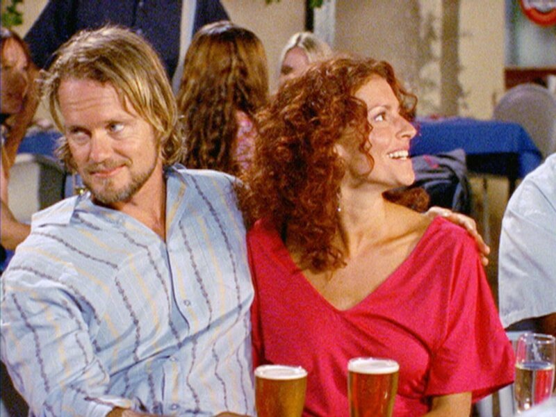 Stevie (Simmone Mackinnon) und Kane (Craig McLachlan) beschließen, Drover’s Run zu verlassen. Doch es kommt ganz anders, als sich herausstellt, dass Kane kein Farmer, sondern ein professioneller Autoschieber ist. – Bild: RTL