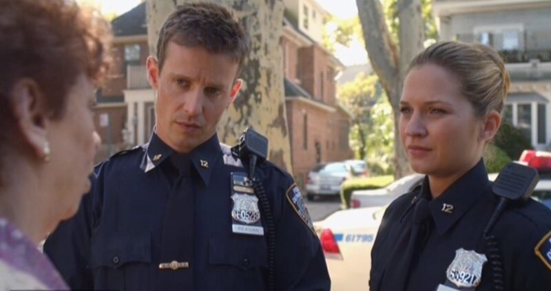 Jamie (Will Estes, M.) und Eddie (Vanessa Ray, r.) haben die Leiche eines jungen Mädchens gefunden. Die Großmutter der Toten ist überzeugt davon, dass es kein Selbstmord war … – Bild: CBS Broadcasting Inc.