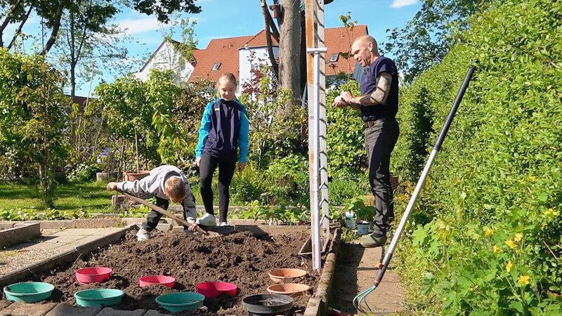 Papa Frank wird mal wieder kreativ und findet völlig neue Einsatzmöglichkeiten für ein altes Bettgestell. – Bild: RTLZWEI