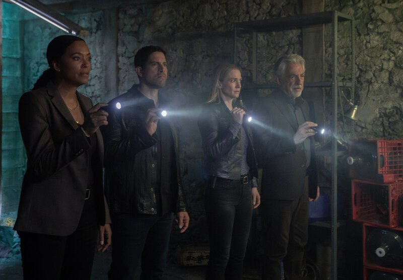 L-R: Aisha Tyler as Tara Lewis, Adam Rodriguez as Luke Alvez, A.J. Cook as Jennifer „JJ“ Jareau, and Joe Mantegna as David Rossi. – Bild: Michael Yarish/​Paramount+