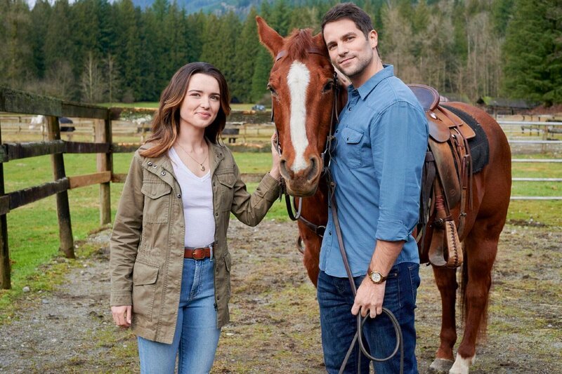 Als Prinzessin Amelia (Philippa Northeast, li.) durch Amerika reist, um den Künstler Wes näher kennenzulernen, verliebt sie sich in ihren Leibwächter Grady (Brant Daugherty, re.). – Bild: Kailey Schwerman /​ ©Hallmark Media