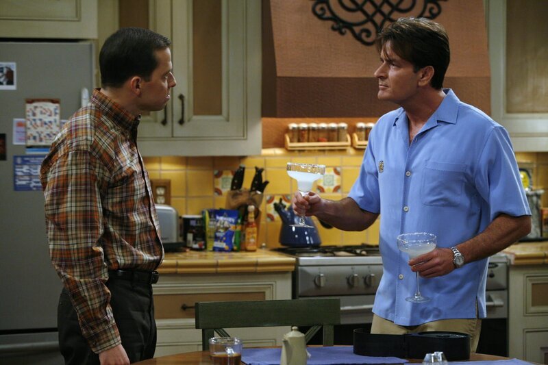 Alans (Jon Cryer, l.) Auto ist in der Werkstatt. Charlie (Charlie Sheen, r.) muss ihn zur Arbeit fahren und verliebt sich auf Anhieb in Alans attraktive Vorzimmerdame Melissa … – Bild: Warner Brothers Entertainment Inc.