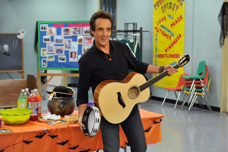 Pastor TimTom ist zurück: Er plant nicht nur eine Halloweenfeier, sondern hat auch ein paar aufmunternde Worte für Sue … – Bild: Warner TV Comedy