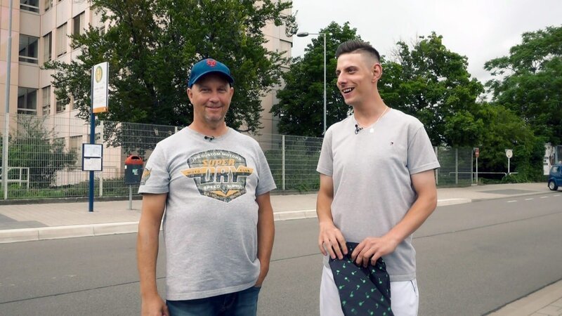 Michael (li.) und Pascal freuen sich auf ihren Kurzurlaub im Schwarzwald – Bild: RTLZWEI