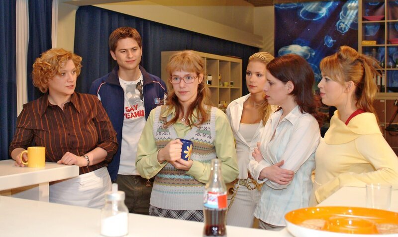 Lisa (Alexandra Neldel, 3.v.l.) klärt die verblüfften Kollegen Agnes (Susanne Szell, l.), Timo (Matthias Dietrich, 2.v.l.), Sabrina (Nina-Friederike Gnädig, 3.v.r.), Inka (Stefanie Höner, 2.v.r.) und Hannah (Laura Osswald, r.) auf, dass die von David betriebenen Sparmaßnahmen vom Tisch sind. – Bild: SAT.1 /​ Monika Schürle