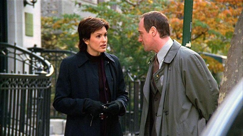 Benson (Mariska Hargitay) und Stabler (Christopher Meloni) erfahren, dass die Tochter einer bekannten Rockmusikerin regelmäßig ins Krankenhaus eingeliefert wird und schwere Verletzungen am ganzen Körper hat. Benson ist sehr besorgt und beschließt, der Familie auf den Zahn zu fühlen. – Bild: RTL NITRO