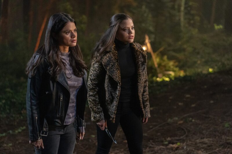 Mel Vera (Melonie Diaz, l.); Maggie Vera (Sarah Jeffery, r.) – Bild: The CW Network, LLC