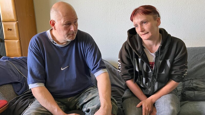 Carola aus Köln lebt von staatlicher Unterstützung. Nach der Trennung von Lothar zieht sie noch am gleichen Tag zu Ex-Freund Stefan. Doch dort gibt es schnell neue Probleme – Bild: RTLZWEI