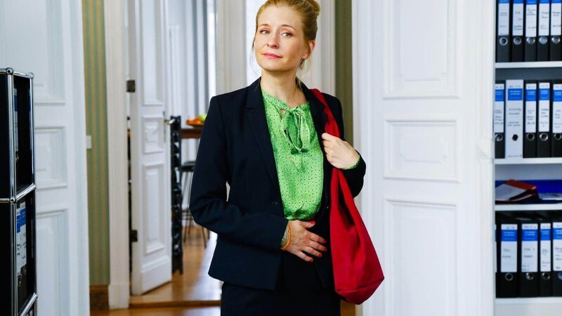 Jenny (Birte Hanusrichter) kehrt als Assistentin zurück in die Anwaltskanzlei. – Bild: RTL /​ Richard Hübner